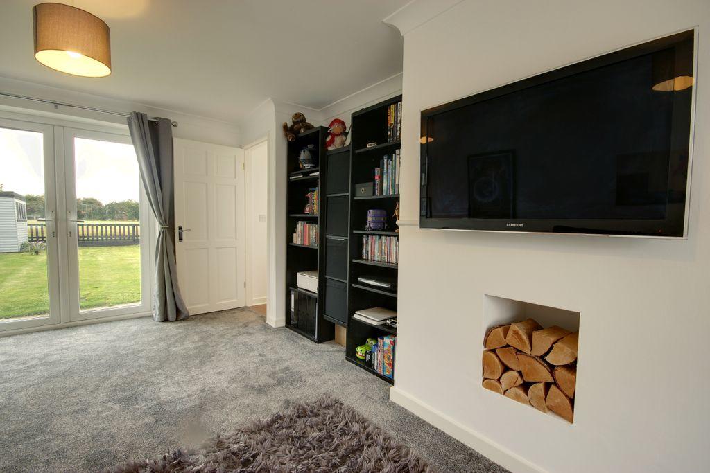 3 bedroom semidetached house for sale in Southfields, Newport, Brough