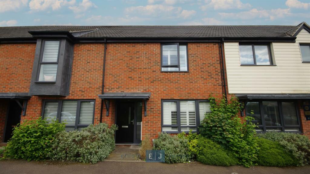 3 bedroom terraced house for sale in Park View, Chigwell, IG7
