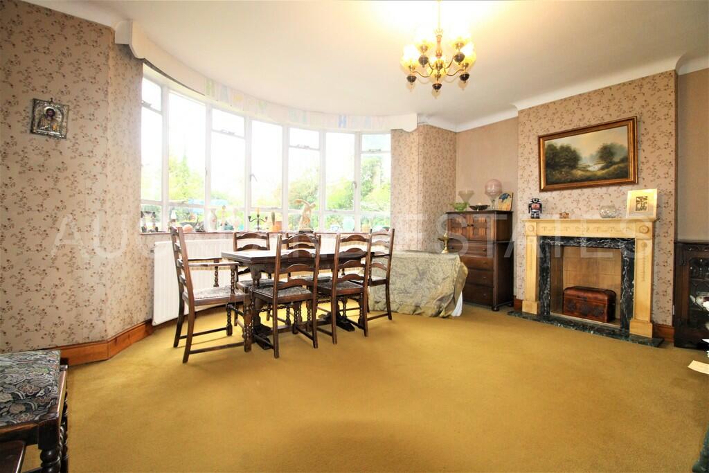 5 bedroom detached house for sale in Baker Street, Potters Bar, EN6