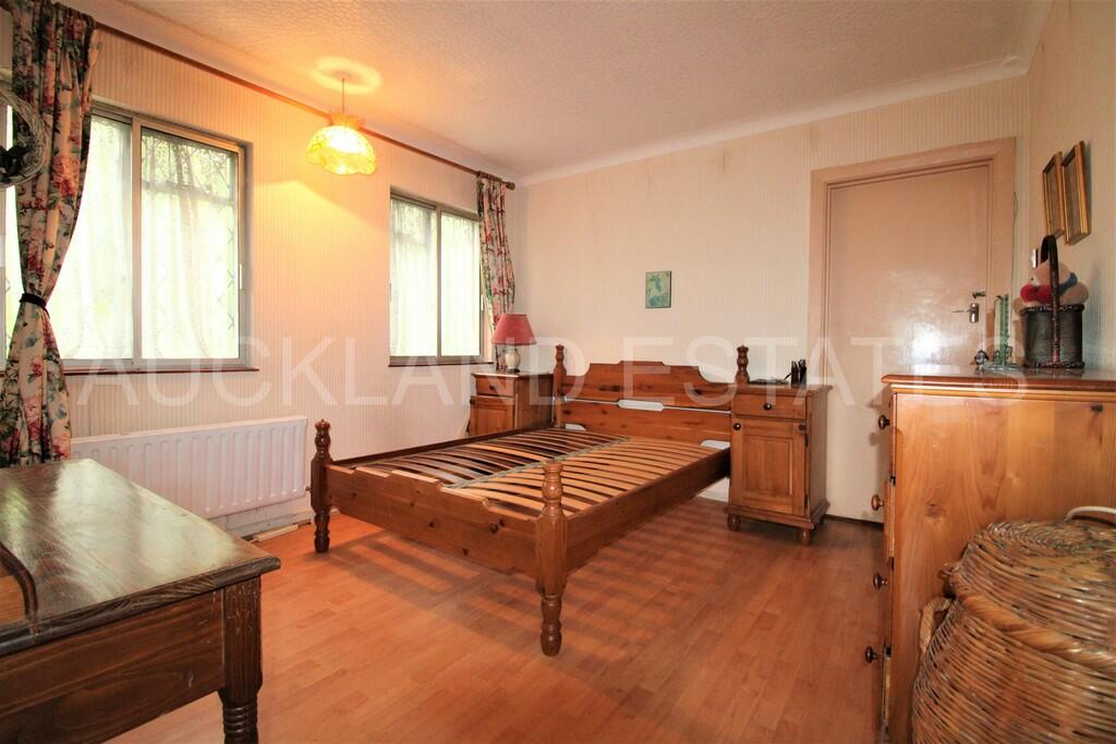 5 bedroom detached house for sale in Baker Street, Potters Bar, EN6