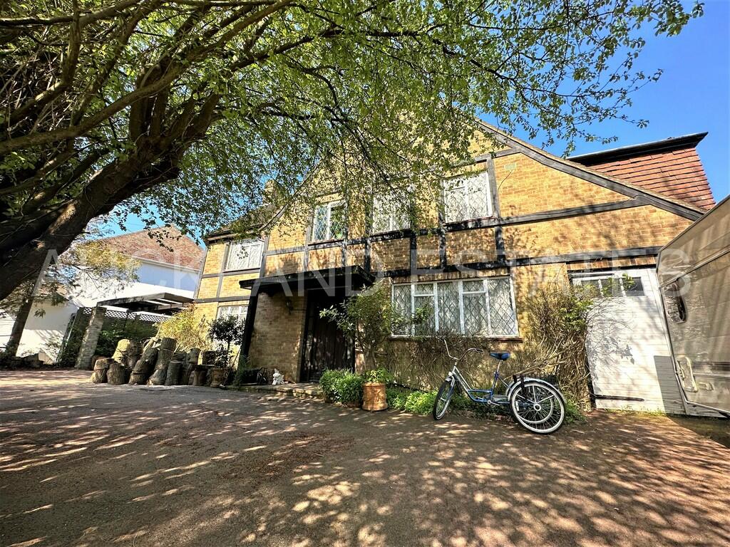 5 bedroom detached house for sale in Baker Street, Potters Bar, EN6