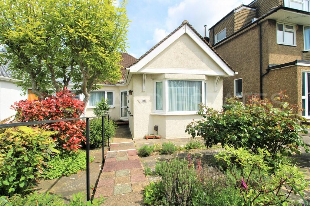 3 bedroom semidetached bungalow for sale in Wroxham Gardens, Potters