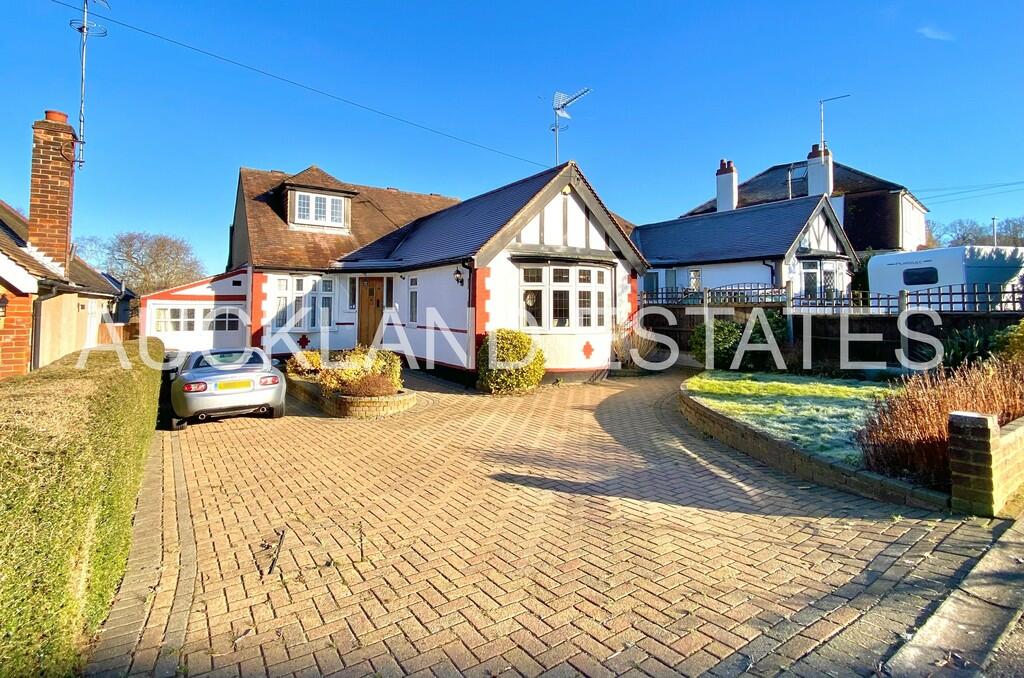 4 bedroom detached bungalow for sale in Ladbrooke Drive, Potters Bar, EN6