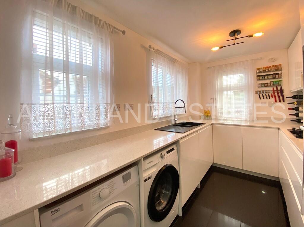 Additional property image - Vincenzo Close, Welham Green