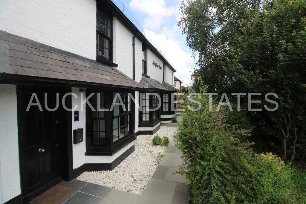 Main image of property: 3 Arlingham House, St. Albans Road, South Mimms, EN6