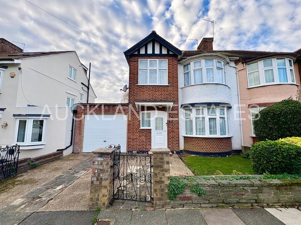 Main image of property: Queens Avenue, Whetstone N20