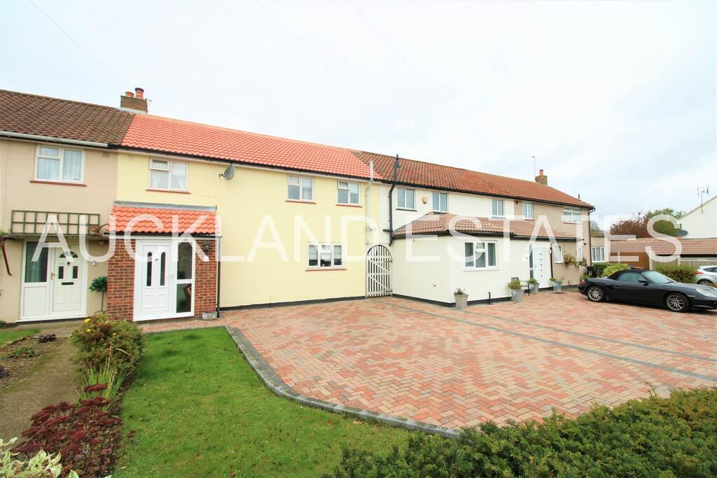 3 bedroom terraced house for sale in Holloways Lane, Welham Green, AL9