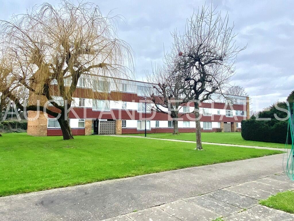 2 bedroom apartment for sale in Blunesfield, Potters Bar, EN6