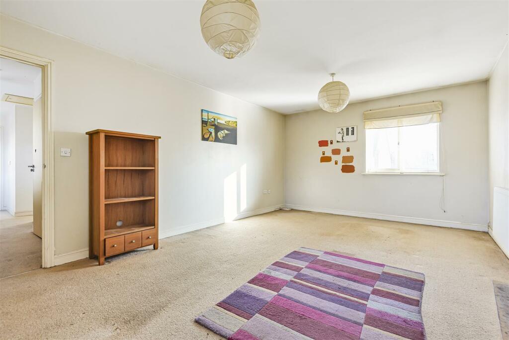 3 bedroom flat for sale in Violet Way, Kingsnorth, Ashford, TN23