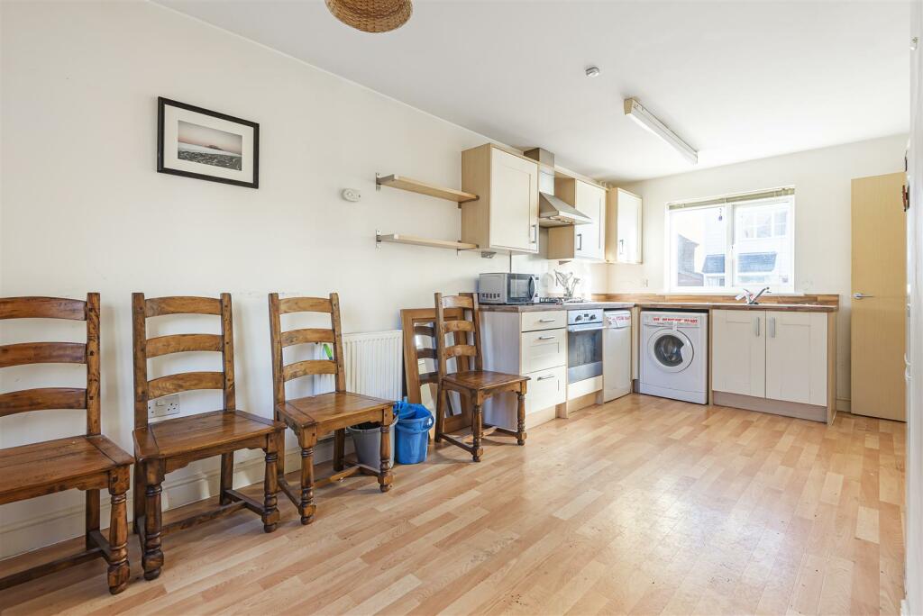 3 bedroom flat for sale in Violet Way, Kingsnorth, Ashford, TN23