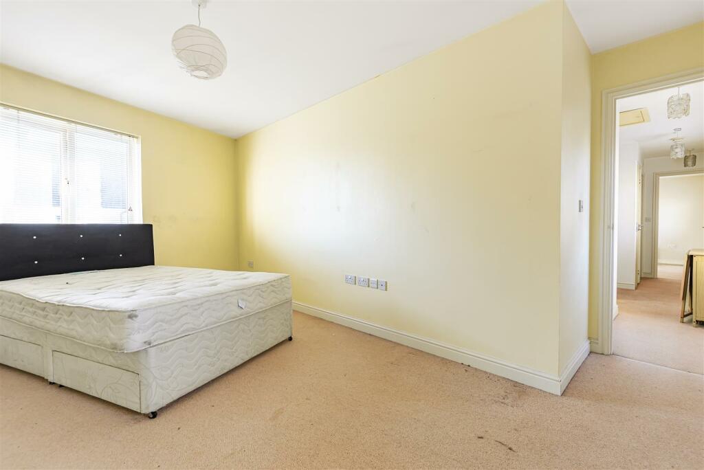3 bedroom flat for sale in Violet Way, Kingsnorth, Ashford, TN23