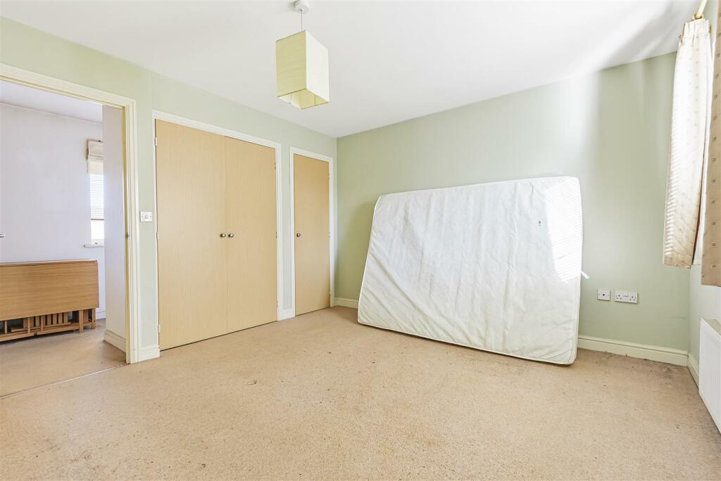 3 bedroom flat for sale in Violet Way, Kingsnorth, Ashford, TN23