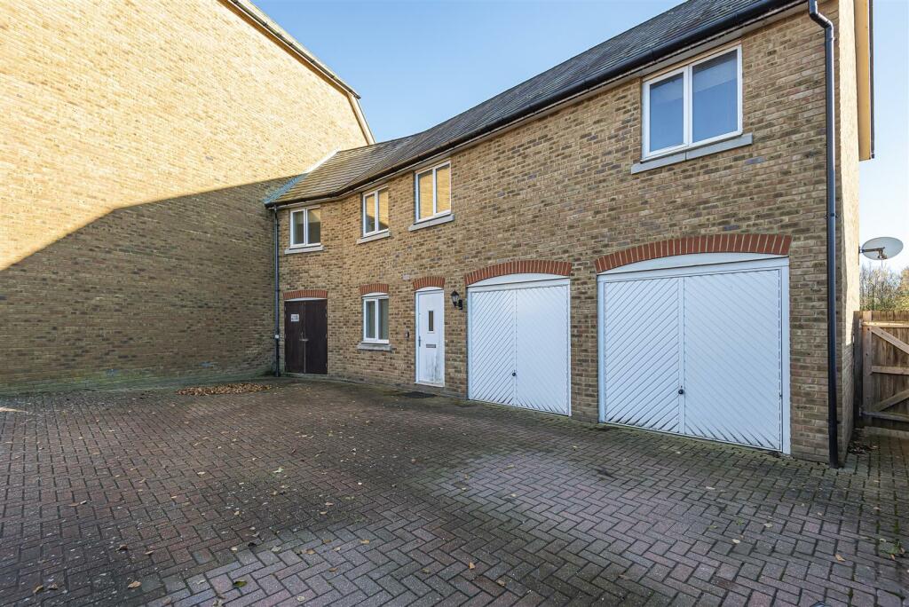 3 bedroom flat for sale in Violet Way, Kingsnorth, Ashford, TN23