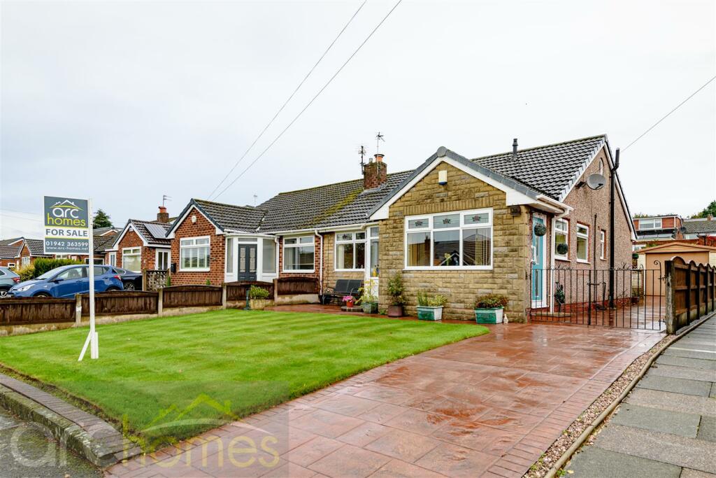 2 Bedroom Semi Detached Bungalow For Sale In Ridgmont Drive Worsley