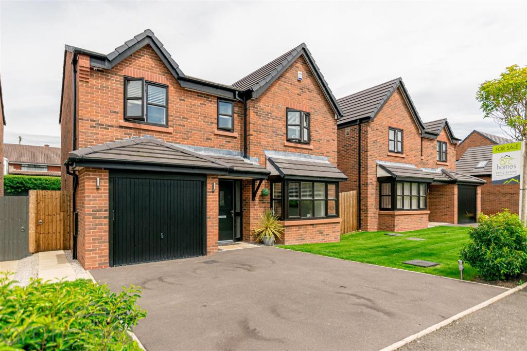 4 bedroom detached house for sale in Bee Fold Lane, Atherton