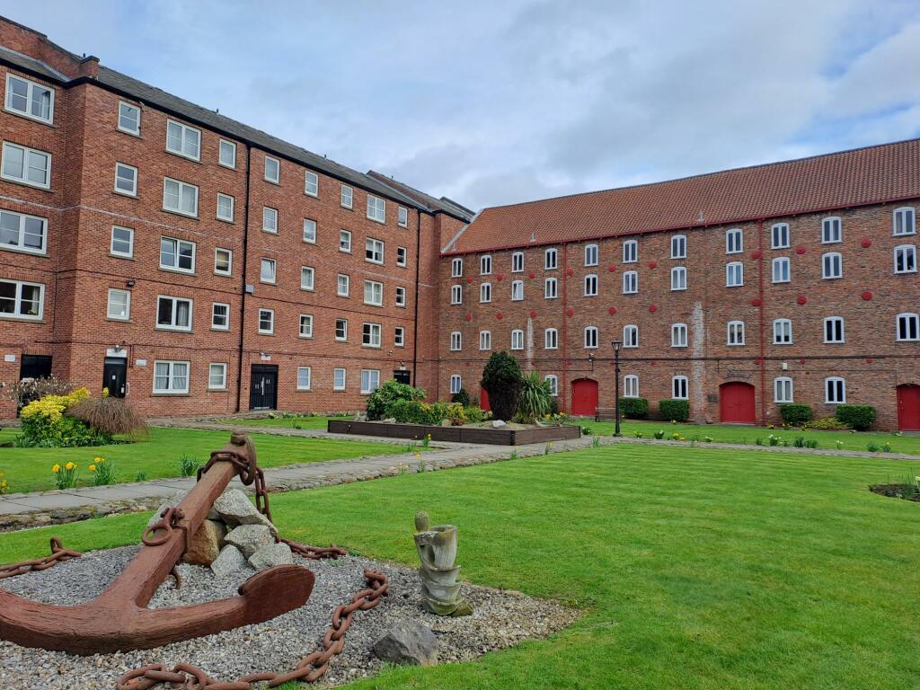Main image of property: 209 Phoneix House, High Street, Hull, HU1 1NR