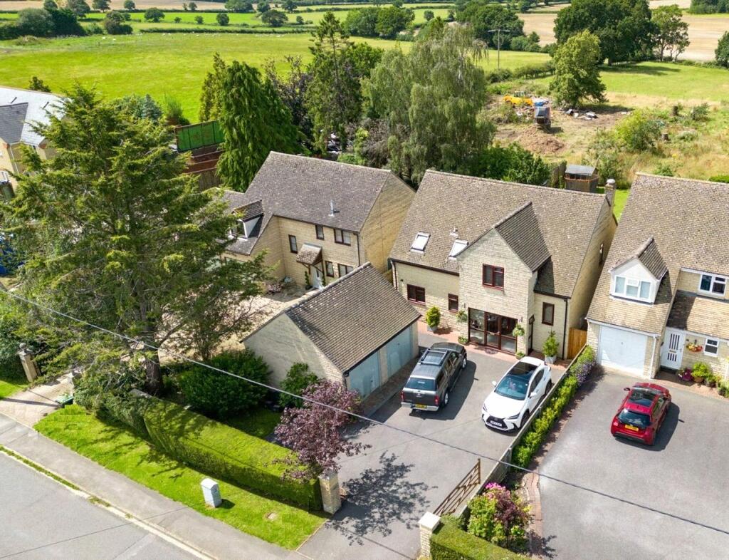 4 bedroom detached house for sale in Common Road, North Leigh, Witney