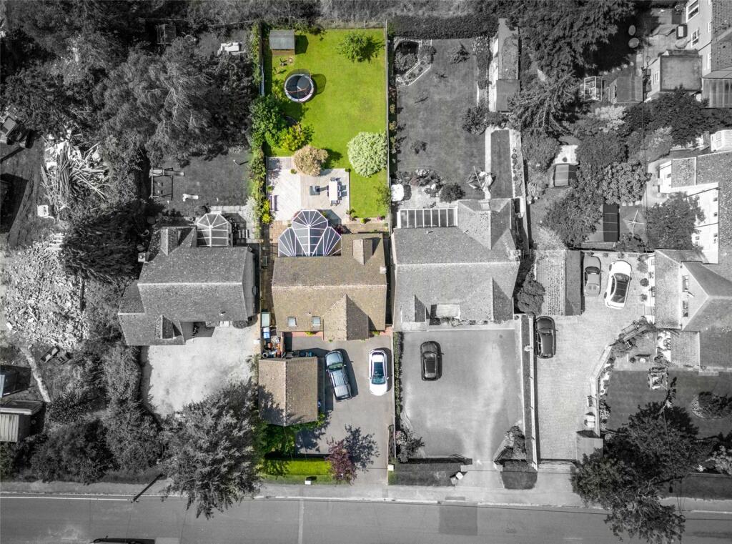 4 bedroom detached house for sale in Common Road, North Leigh, Witney