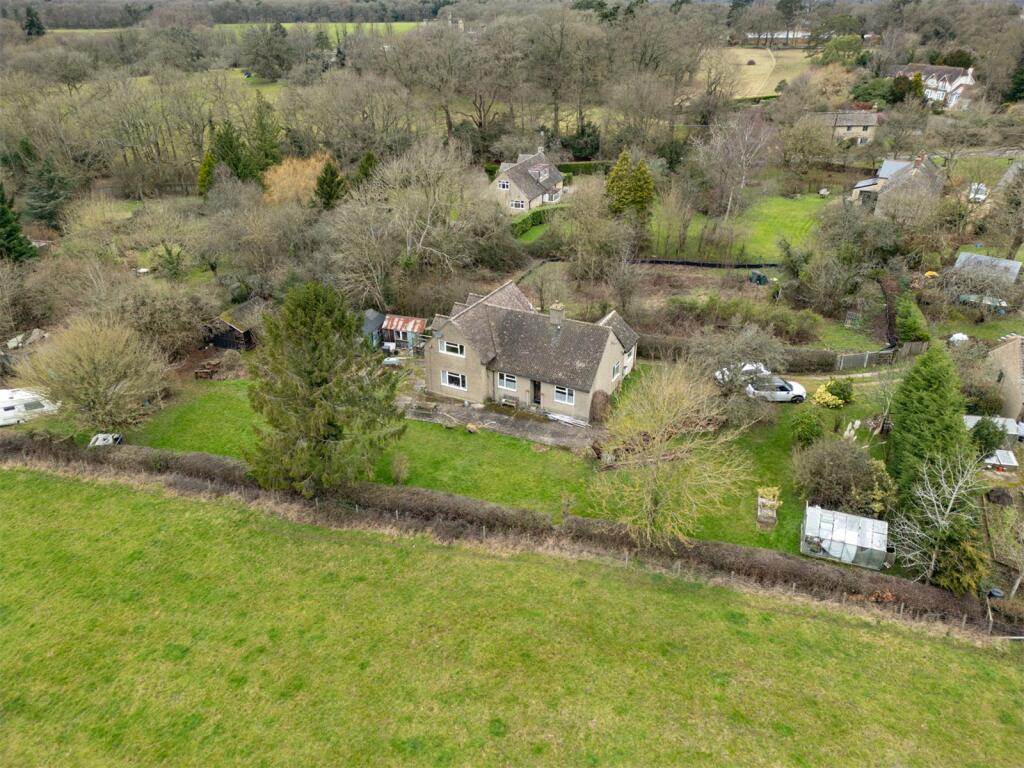 3 bedroom detached house for sale in The Green, Freeland, Witney