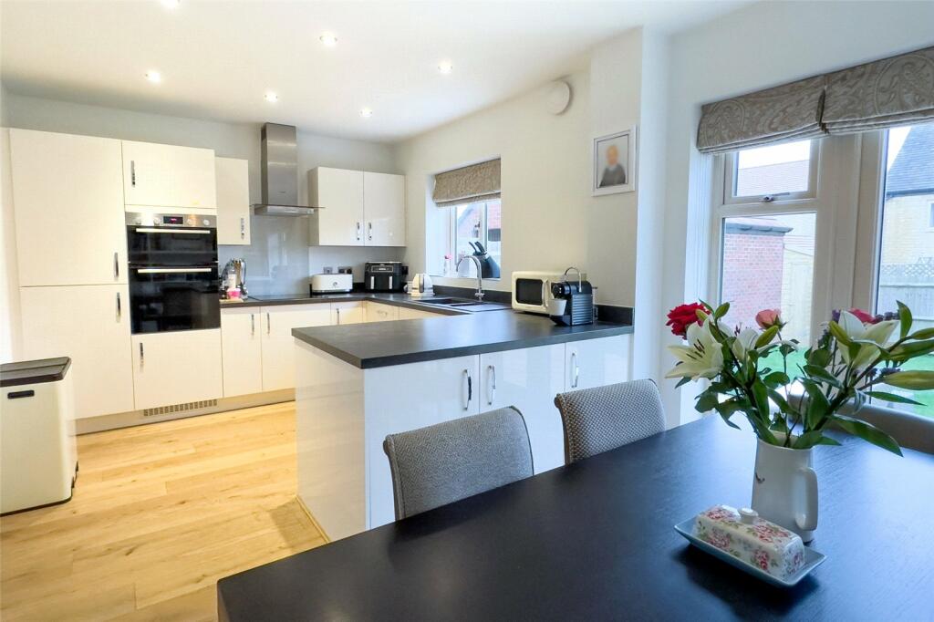 3 bedroom detached house for sale in Renown Court, Long Hanborough