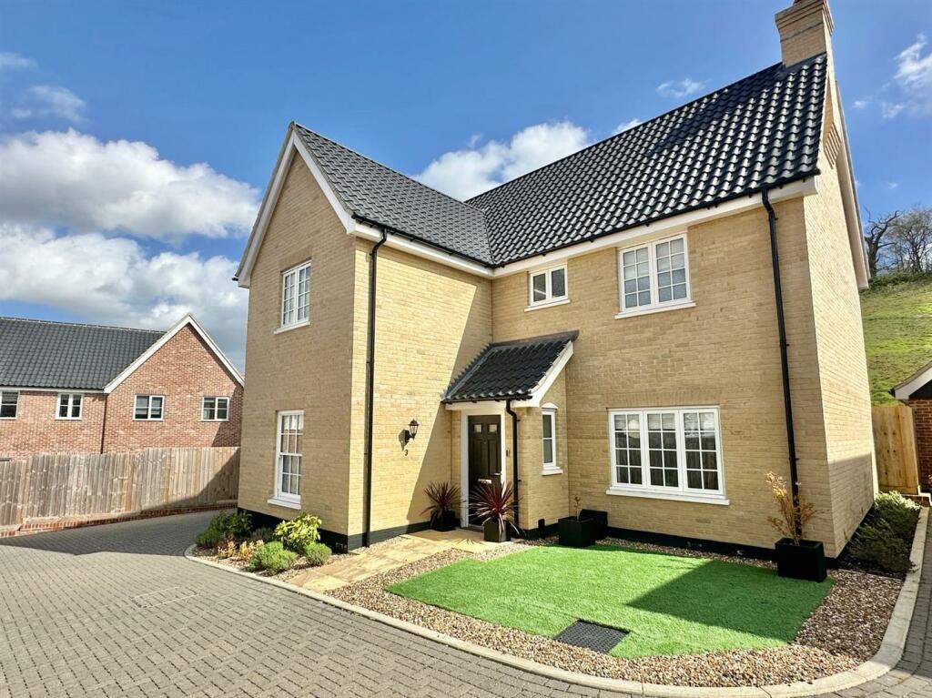 4 bedroom detached house for sale in Jackdaw Close, Needham Market, IP6