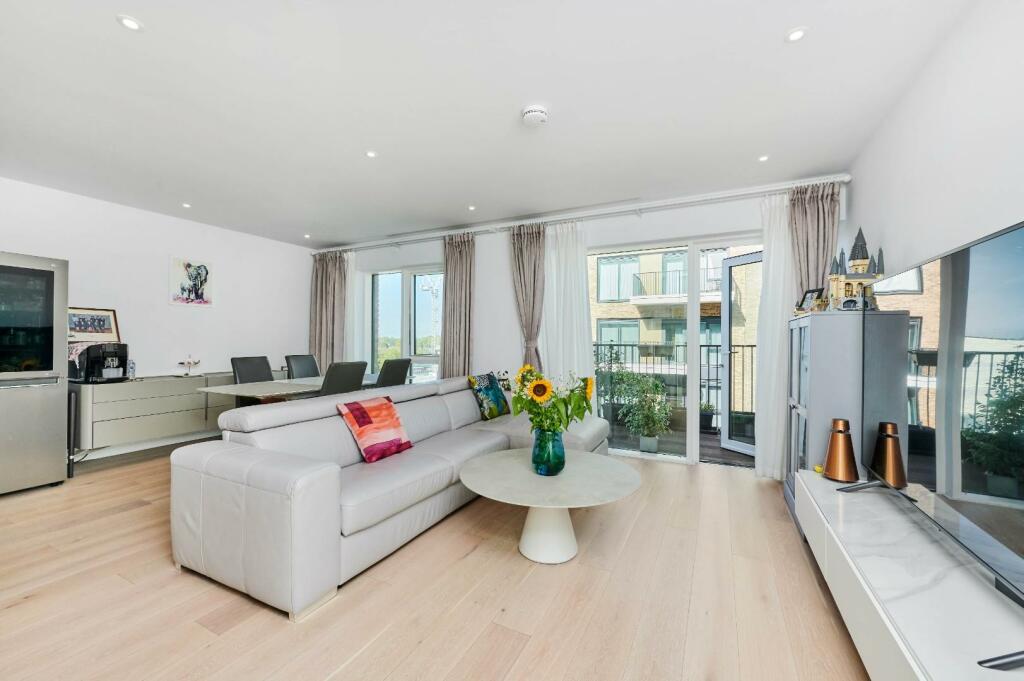 2 bedroom flat for sale in Fairwater House, Chelsea Creek, Fulham, SW6