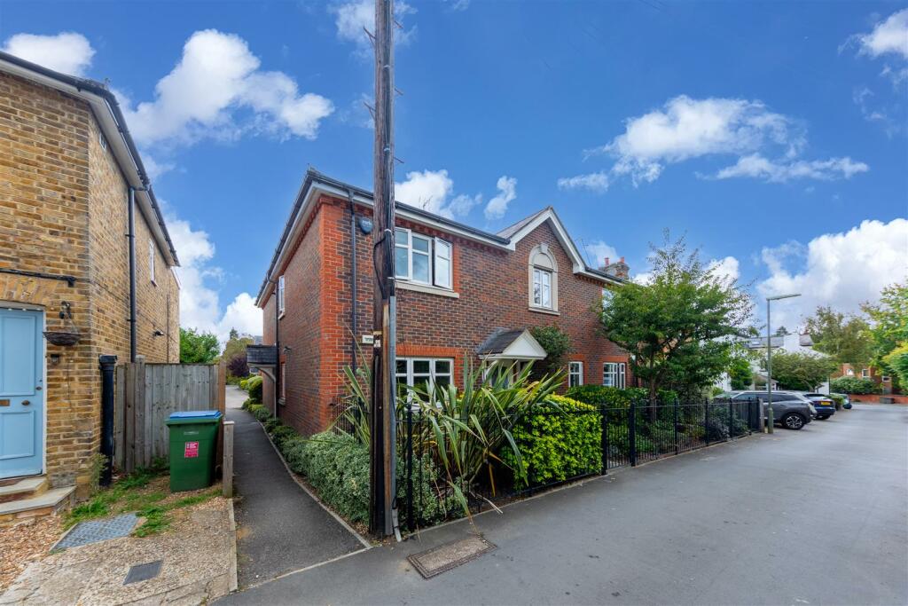 2 bedroom apartment for sale in Heath Road, Weybridge, KT13