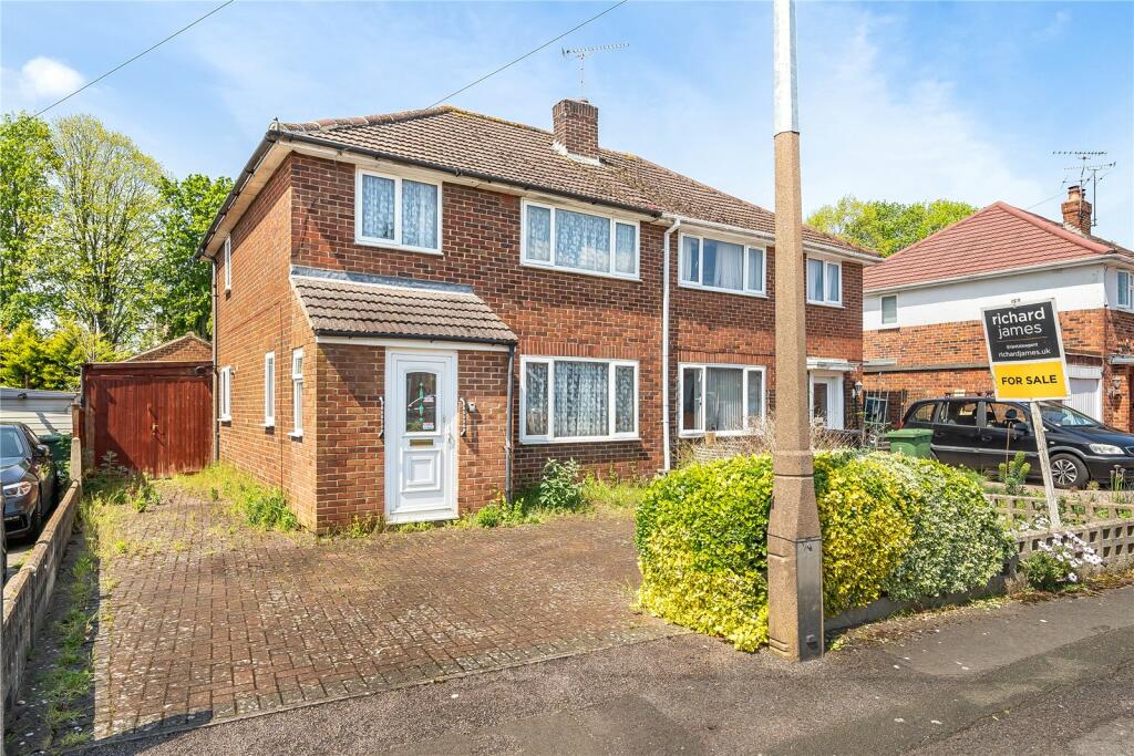 3 bedroom semidetached house for sale in Masefield Avenue, Upper