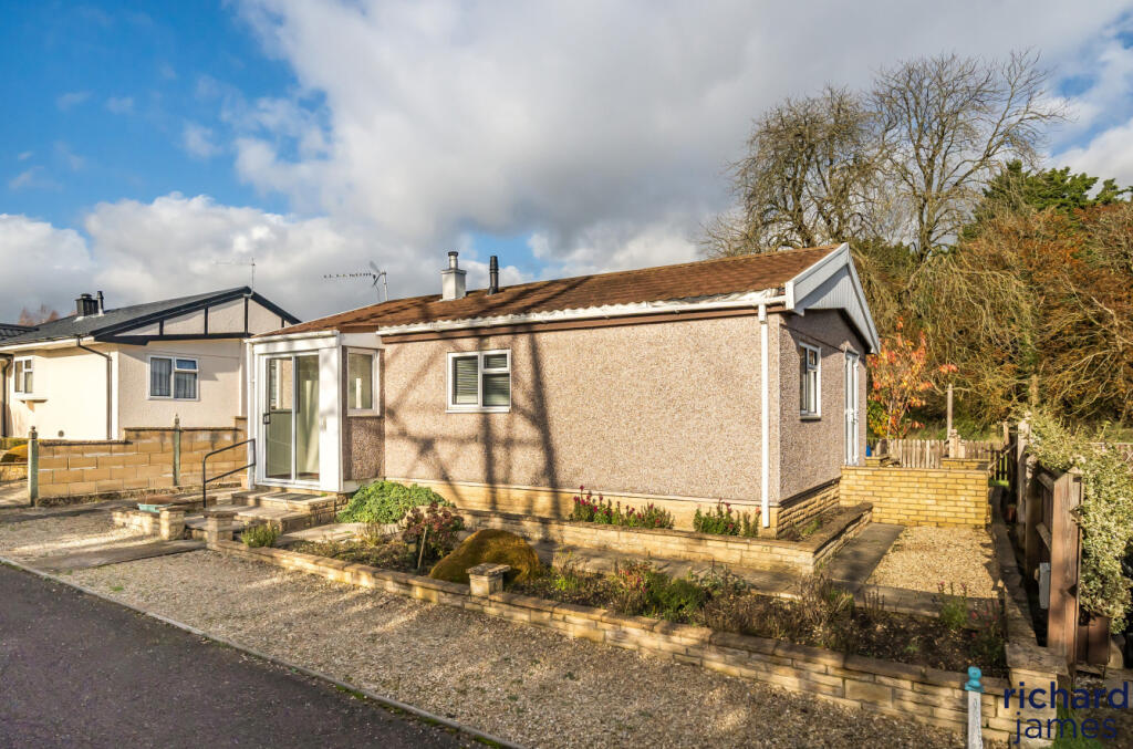 2 bedroom detached house for sale in Kingsdown Park, Swindon, SN25