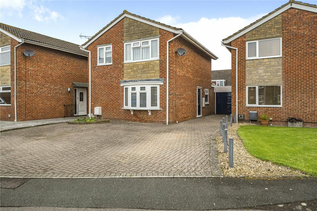 3 bedroom detached house for sale in Totterdown Close, Covingham