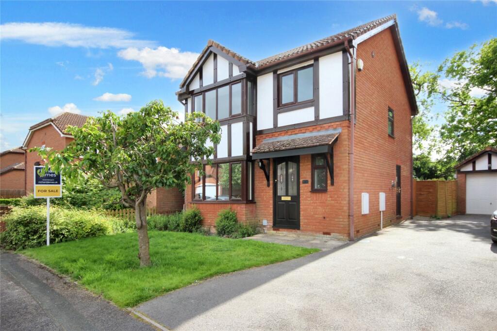 3 bedroom detached house for sale in Bullfinch Close, Covingham, Swindon, SN3