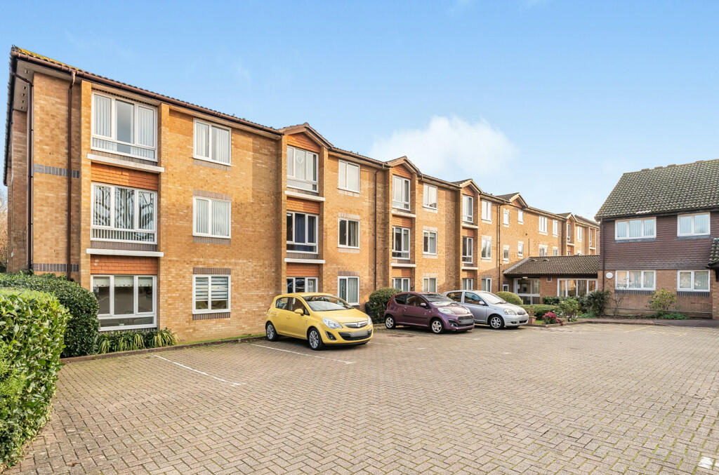 1 bedroom apartment for sale in Chesterton Court, Horsham, West Sussex