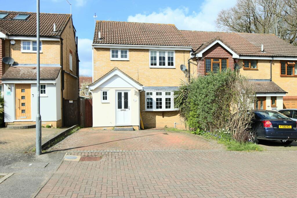 3 bedroom semidetached house for sale in Grovedale Close, Cheshunt