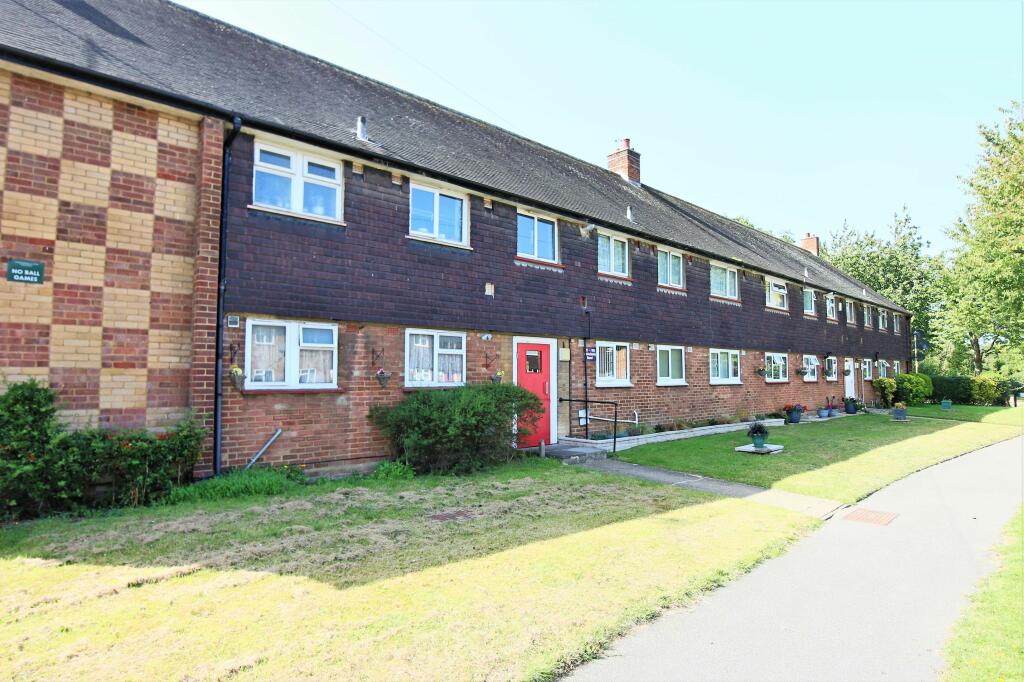 3 bedroom flat for sale in Whitefields Road, Cheshunt, Hertfordshire., EN8