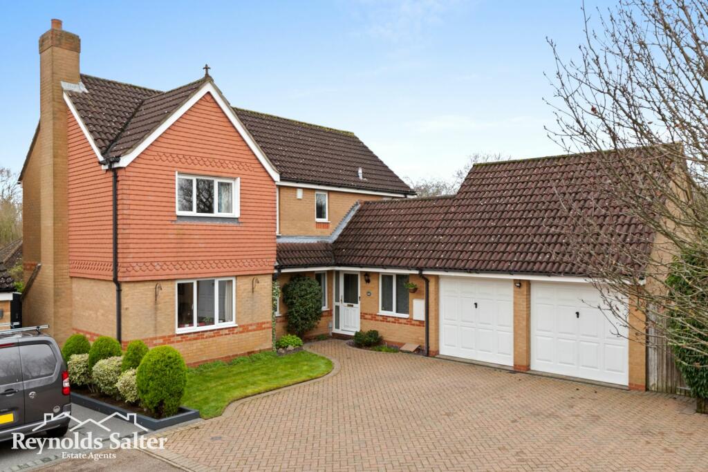 4 bedroom detached house for sale in Richardson Crescent, Cheshunt, EN7