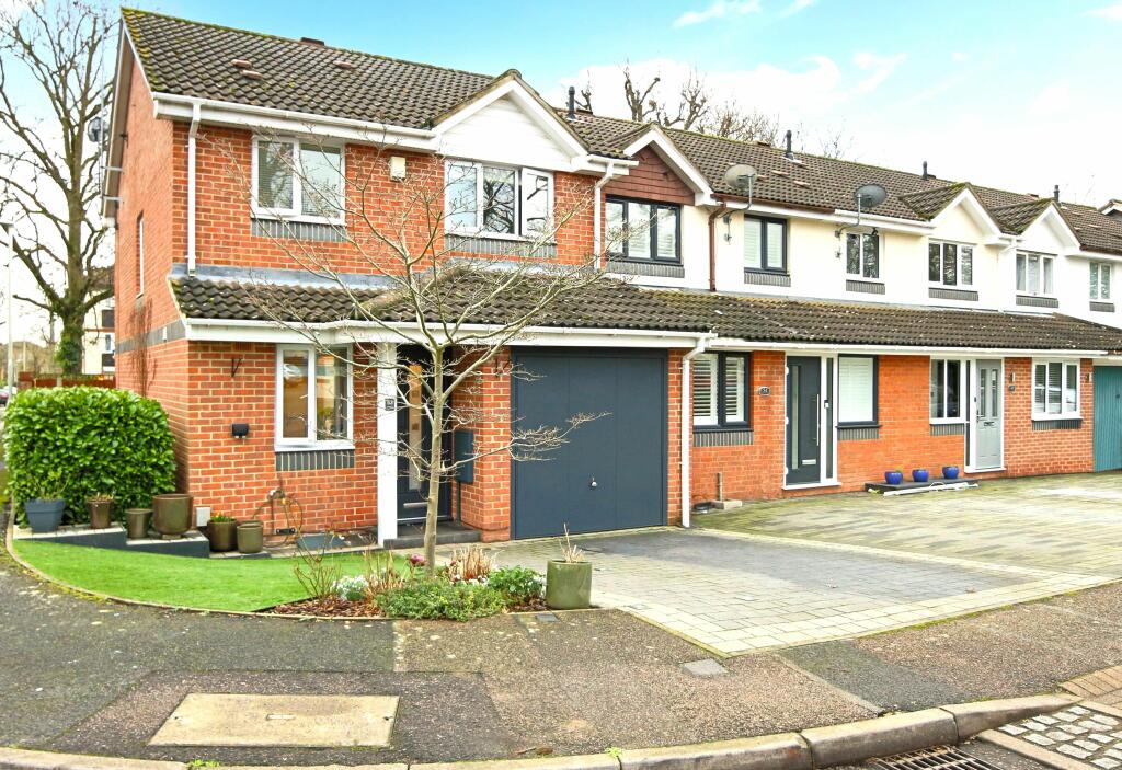 3 bedroom end of terrace house for sale in Friends Avenue, Cheshunt