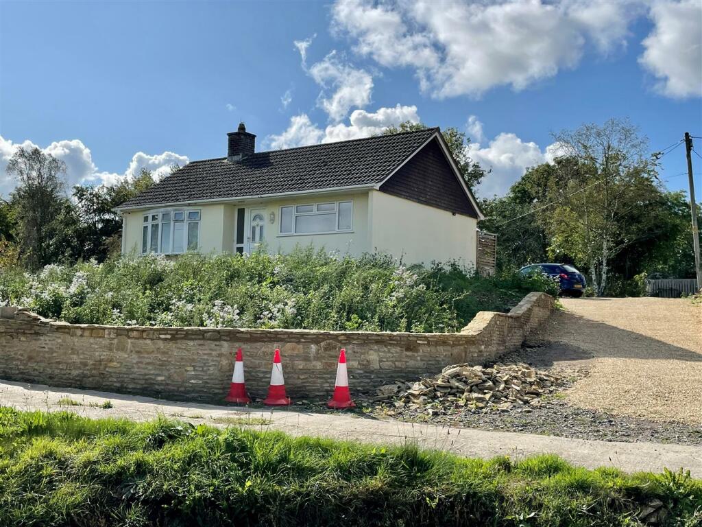 3 bedroom detached bungalow for sale in Longburton, Sherborne, DT9