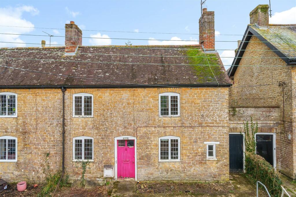 2 bedroom end of terrace house for sale in East Street, Milborne Port