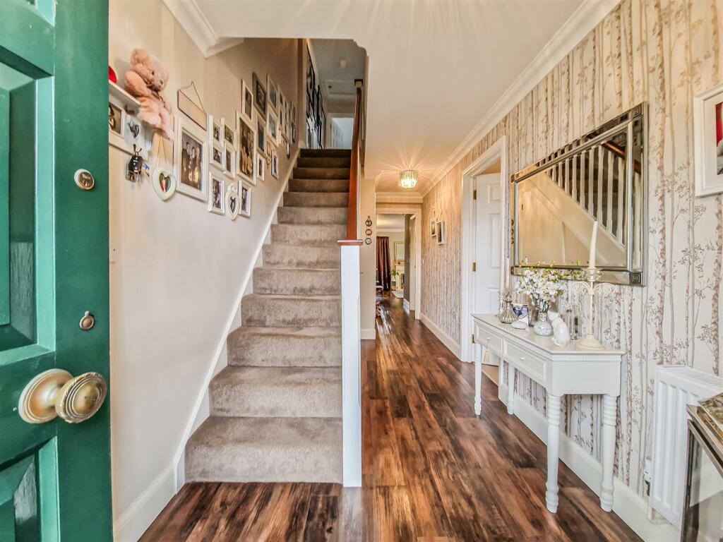 3 bedroom semidetached house for sale in Horseshoe Crescent