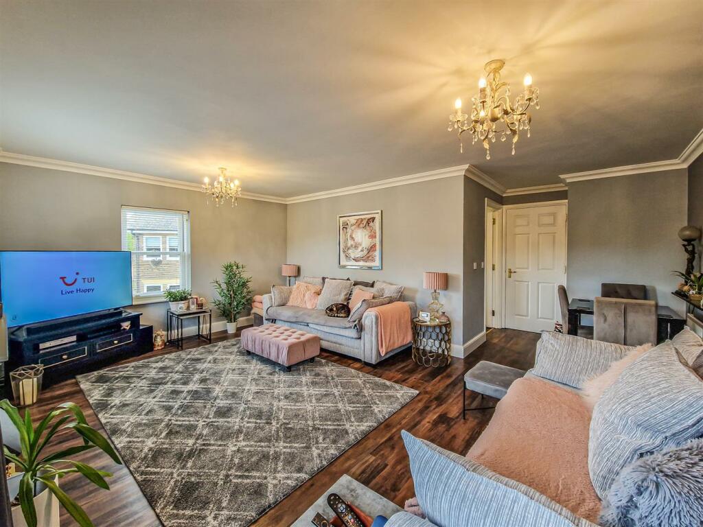 3 bedroom semidetached house for sale in Horseshoe Crescent