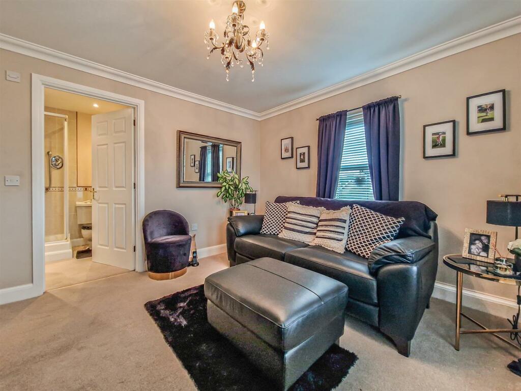 3 bedroom semidetached house for sale in Horseshoe Crescent