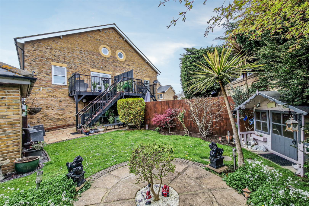 3 bedroom semidetached house for sale in Horseshoe Crescent, Shoeburyness, SouthendonSea, SS3