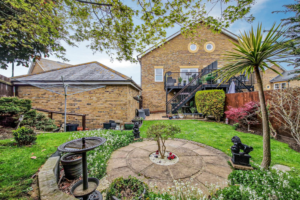 3 bedroom semidetached house for sale in Horseshoe Crescent