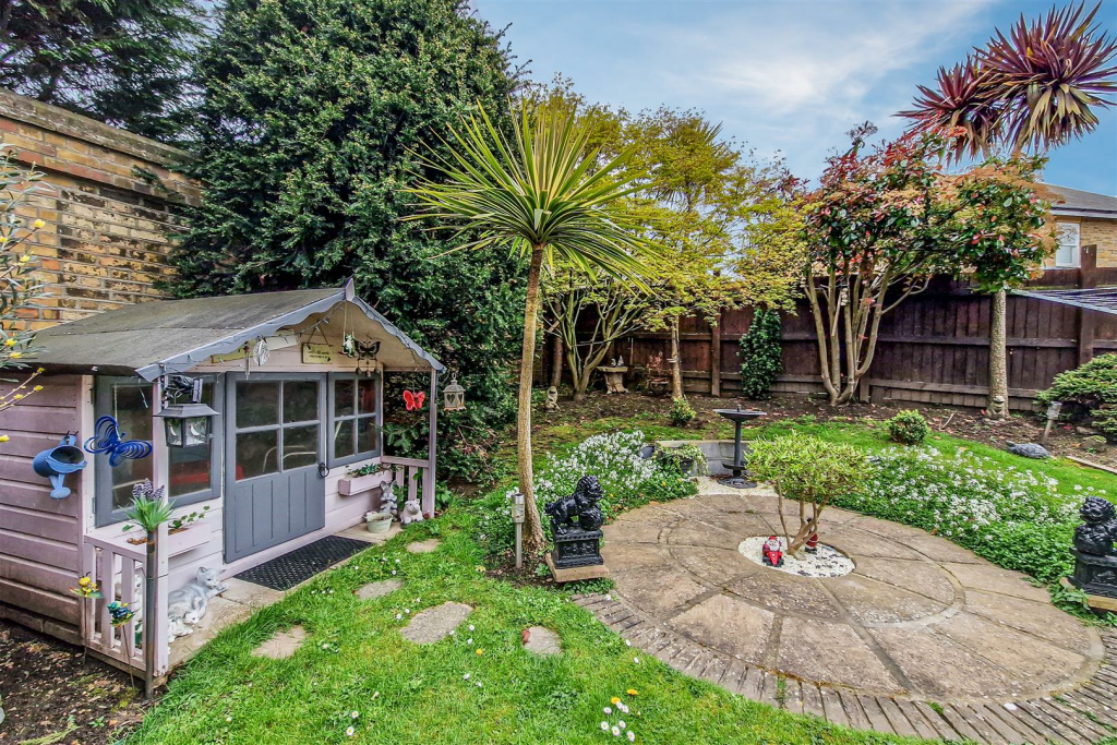 3 bedroom semidetached house for sale in Horseshoe Crescent