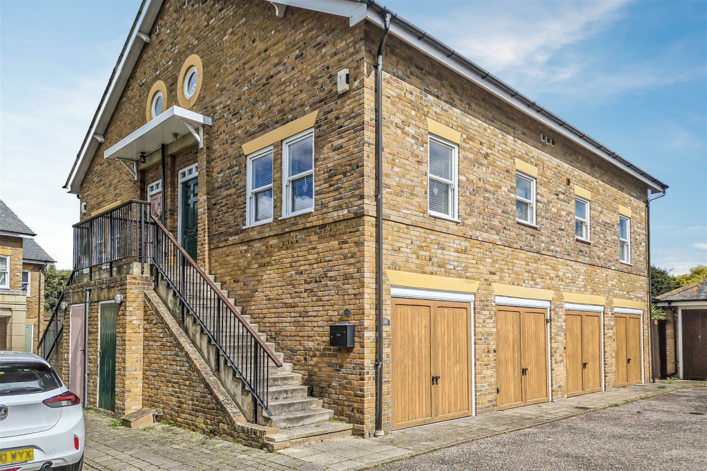 3 bedroom semidetached house for sale in Horseshoe Crescent, Shoeburyness, SouthendonSea, SS3