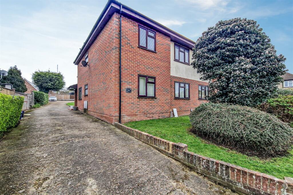 3 bedroom flat for sale in Carlton Avenue, WestcliffonSea, SS0
