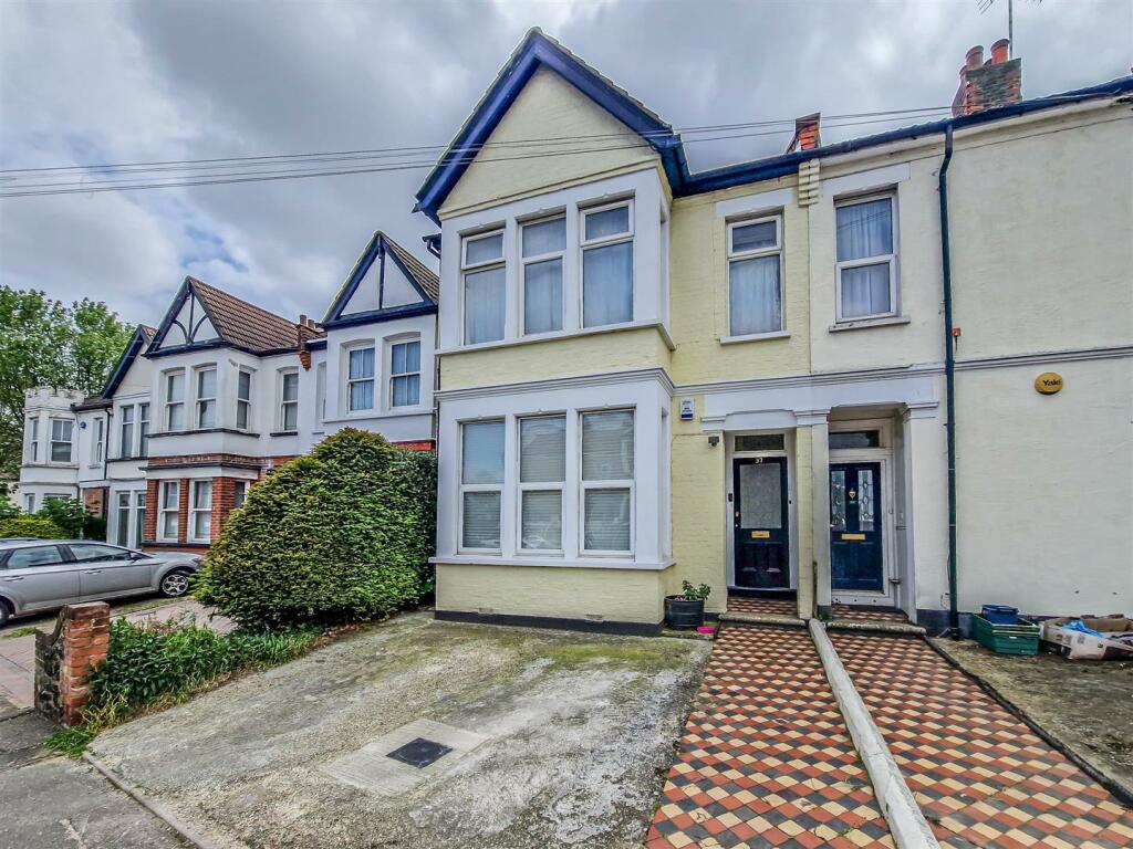 2 bedroom flat for sale in Harcourt Avenue, SouthendonSea, SS2