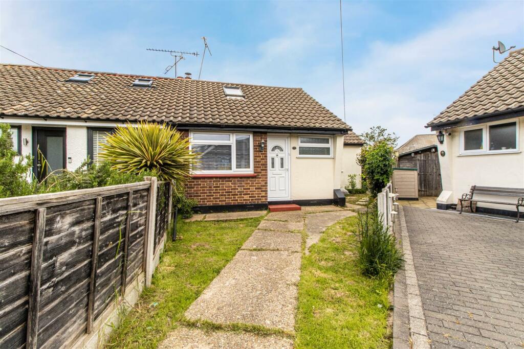 1 bedroom semidetached bungalow for sale in Hampton Close, Southendon