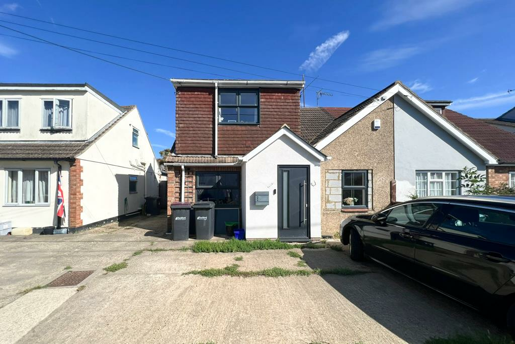 4 bedroom semidetached house for sale in Sutton Court Drive, Rochford, SS4