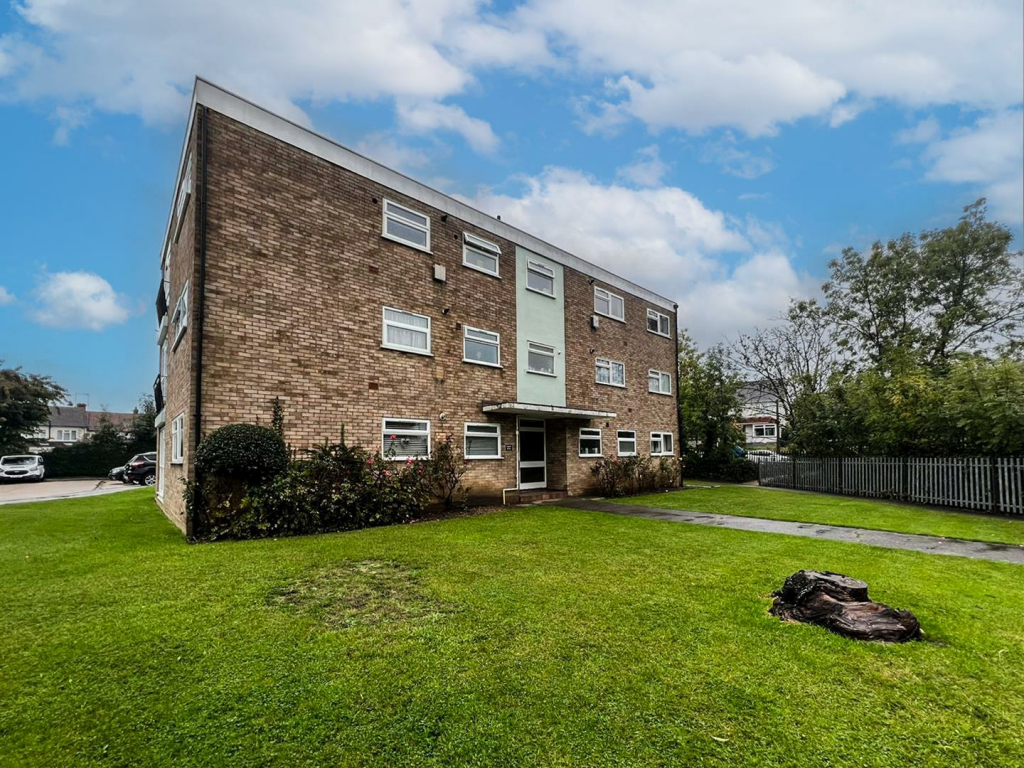 2 bedroom flat for sale in St. Lawrence Gardens, LeighonSea, SS9